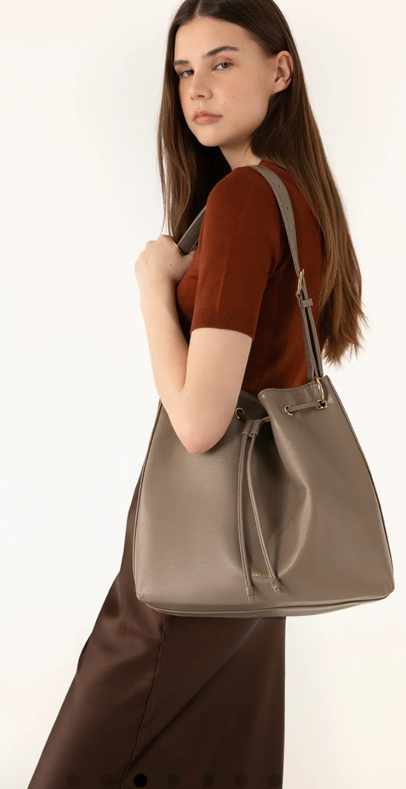 JAN VEGAN BUCKET BAG-THEME