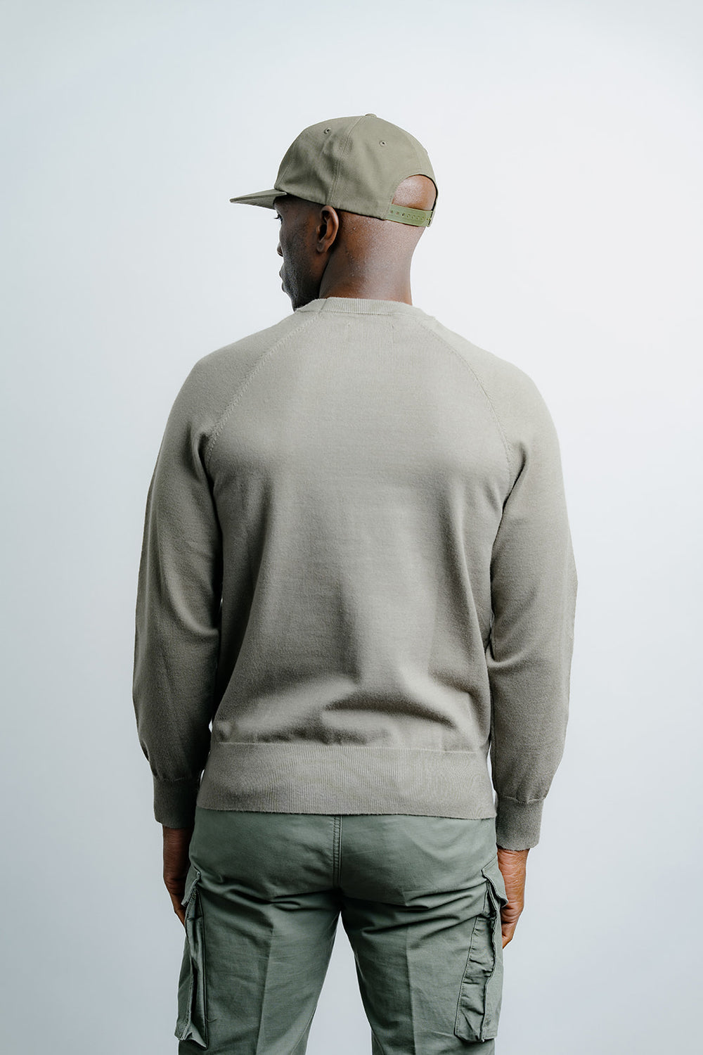 LIGHT WEIGHT KNIT SWEATER